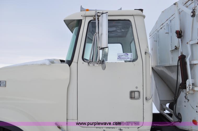 image for item G6424 1980 White Road Boss 2 truck with live bottom box