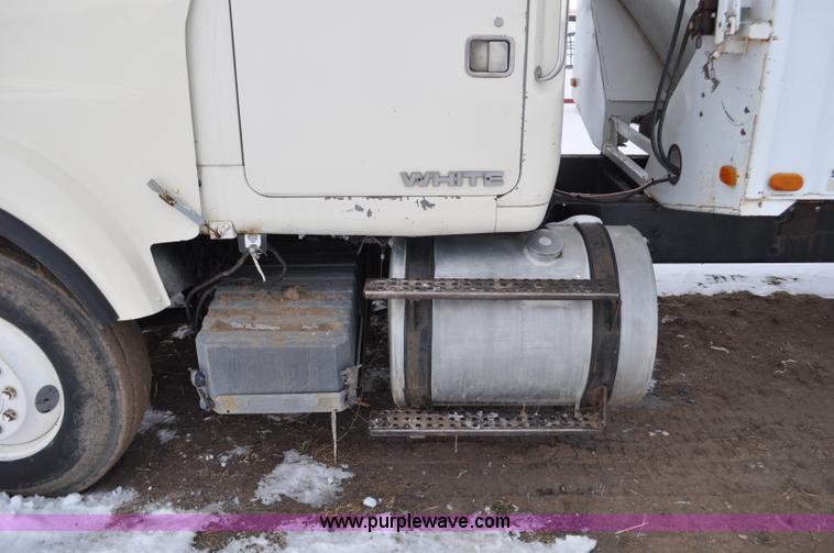 image for item G6424 1980 White Road Boss 2 truck with live bottom box