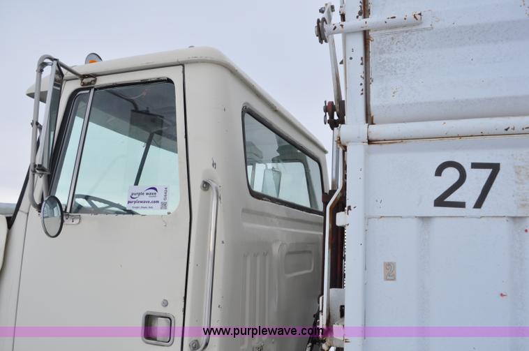 image for item G6424 1980 White Road Boss 2 truck with live bottom box