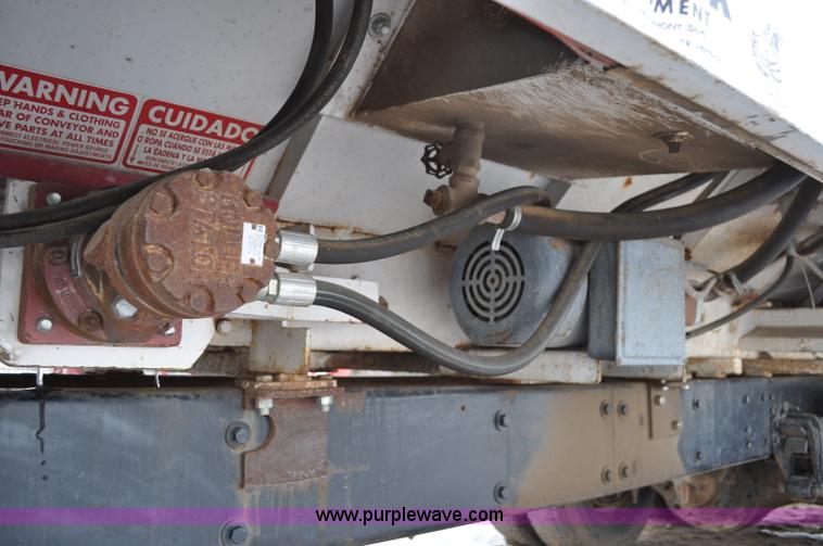 image for item G6424 1980 White Road Boss 2 truck with live bottom box