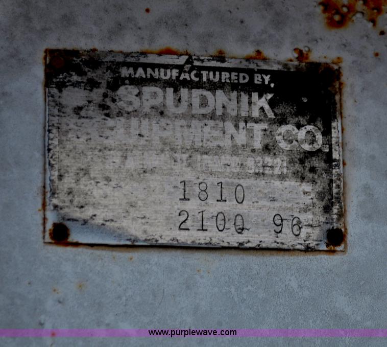 image for item G6424 1980 White Road Boss 2 truck with live bottom box