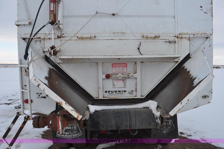 image for item G6424 1980 White Road Boss 2 truck with live bottom box