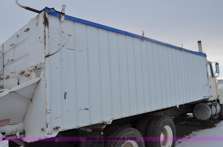 image for item G6424 1980 White Road Boss 2 truck with live bottom box