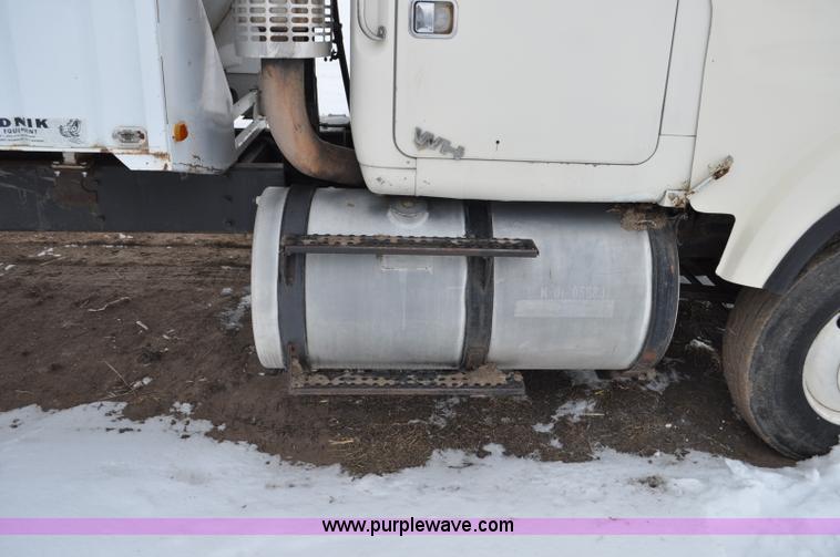 image for item G6424 1980 White Road Boss 2 truck with live bottom box