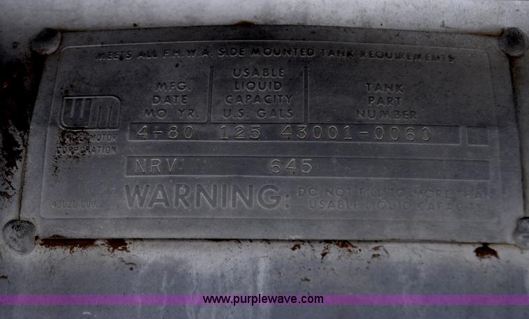 image for item G6424 1980 White Road Boss 2 truck with live bottom box