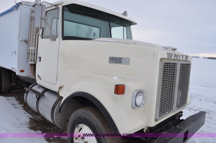 image for item G6424 1980 White Road Boss 2 truck with live bottom box