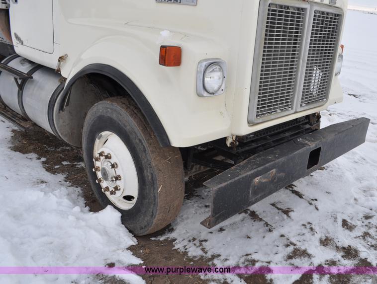 image for item G6424 1980 White Road Boss 2 truck with live bottom box