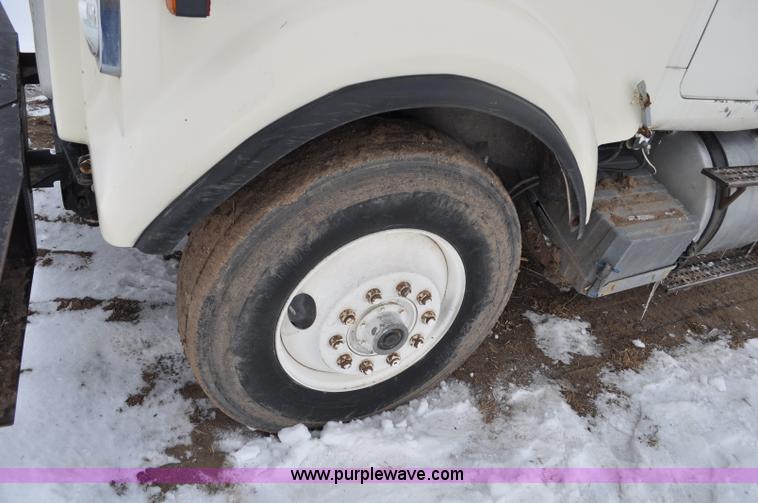 image for item G6424 1980 White Road Boss 2 truck with live bottom box