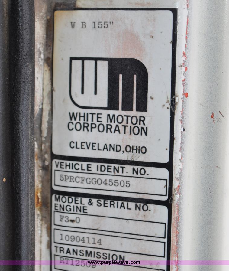 image for item G6424 1980 White Road Boss 2 truck with live bottom box