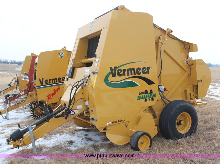 image for item H1437 2009 Vermeer 604 Super M round baler