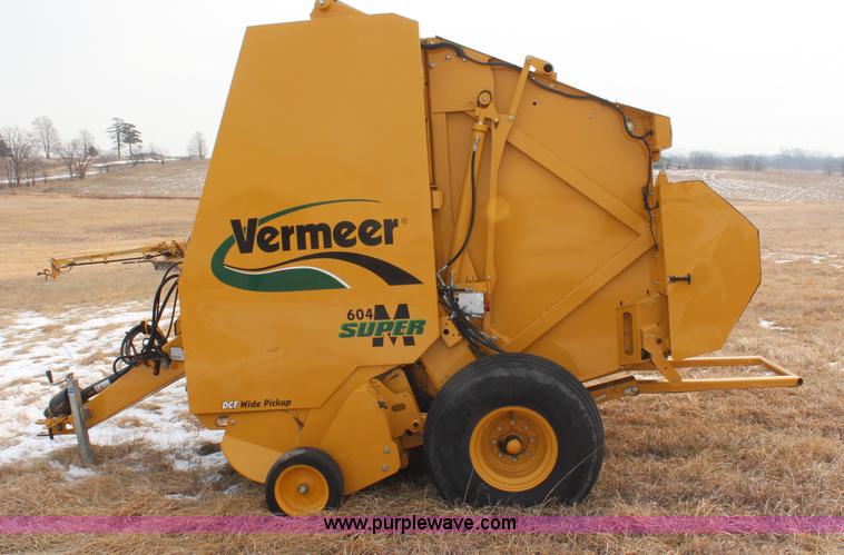 image for item H1437 2009 Vermeer 604 Super M round baler