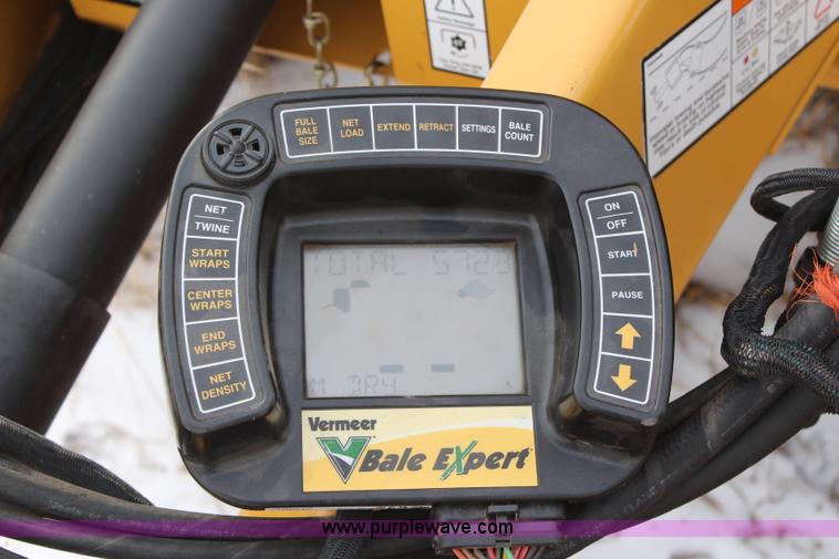 image for item H1437 2009 Vermeer 604 Super M round baler