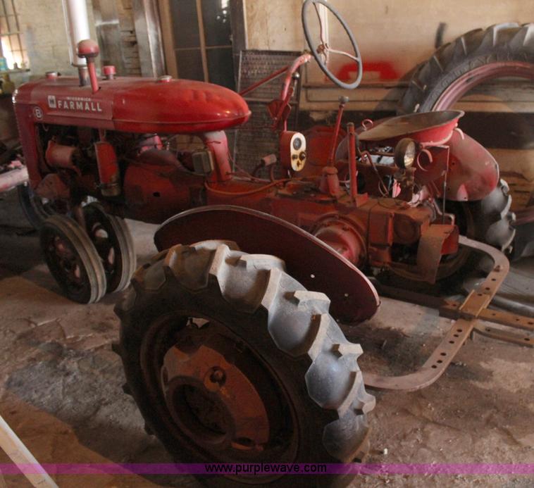 image for item H1449 1941 International Farmall B tractor
