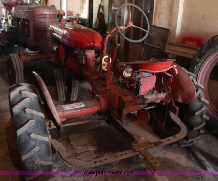 image for item H1449 1941 International Farmall B tractor