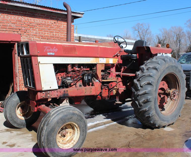 image for item H1452 1975 International 1466 tractor