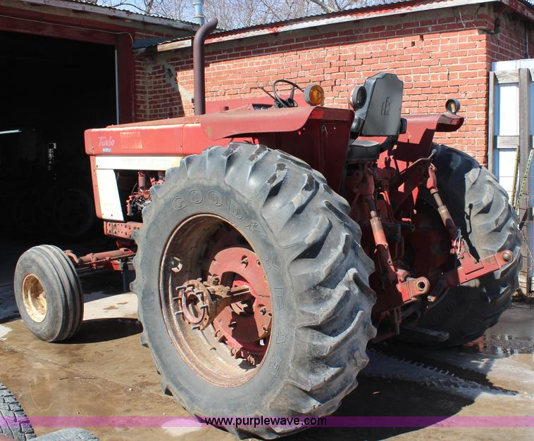 image for item H1452 1975 International 1466 tractor