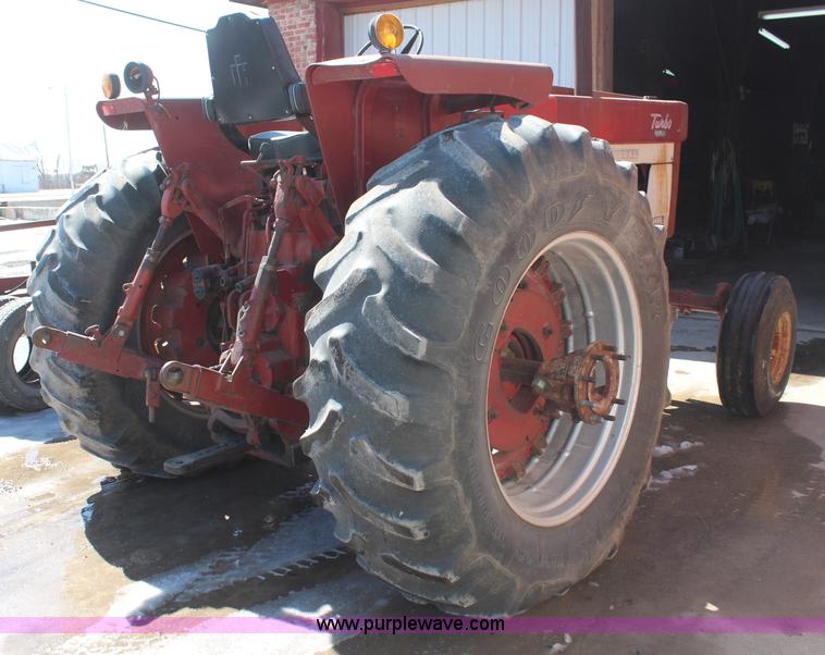 image for item H1452 1975 International 1466 tractor