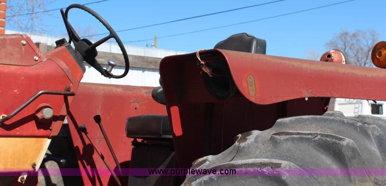 image for item H1452 1975 International 1466 tractor