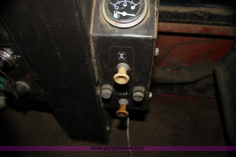 image for item I7495 1982 Hesston 6650 self-propelled swather