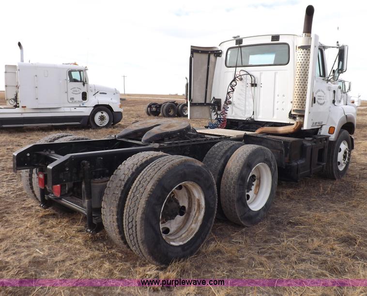 image for item I9133 1996 Ford Aeromax L9000 semi truck
