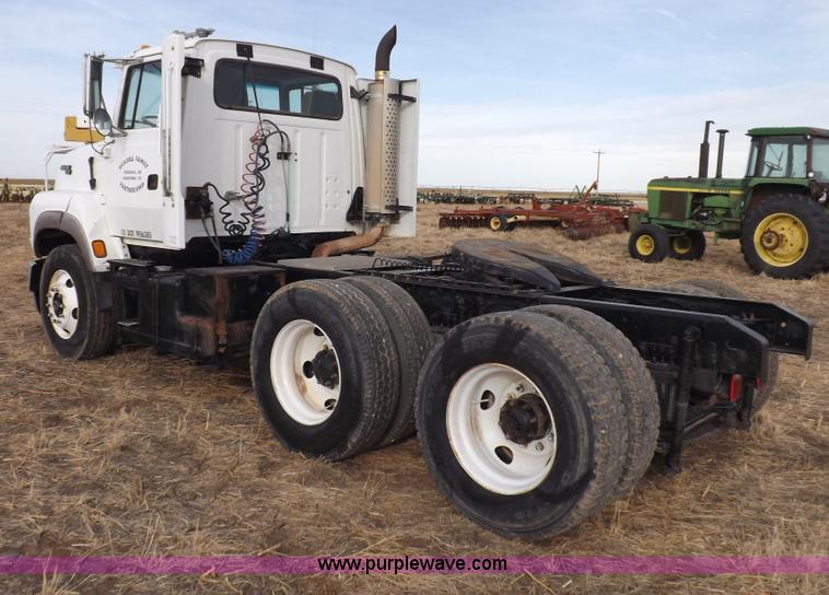 image for item I9133 1996 Ford Aeromax L9000 semi truck