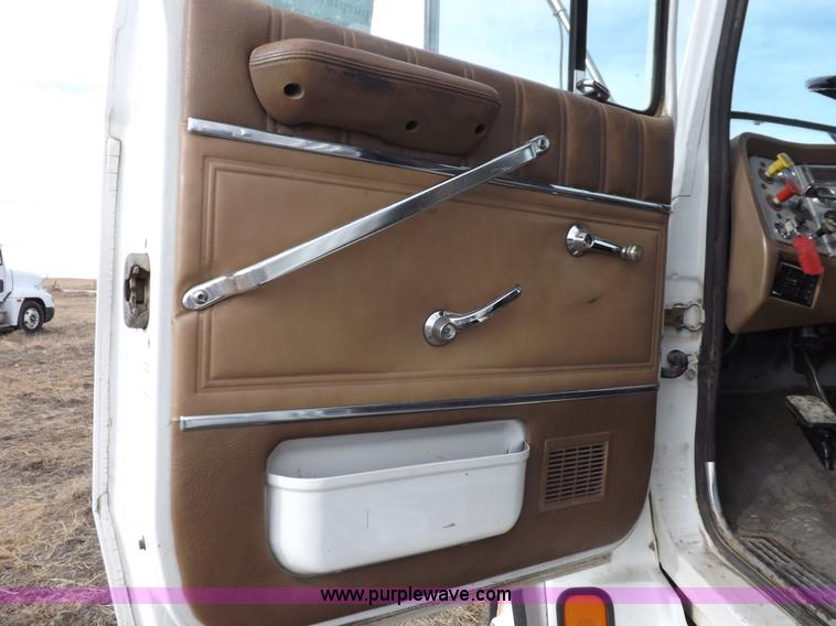 image for item I9133 1996 Ford Aeromax L9000 semi truck