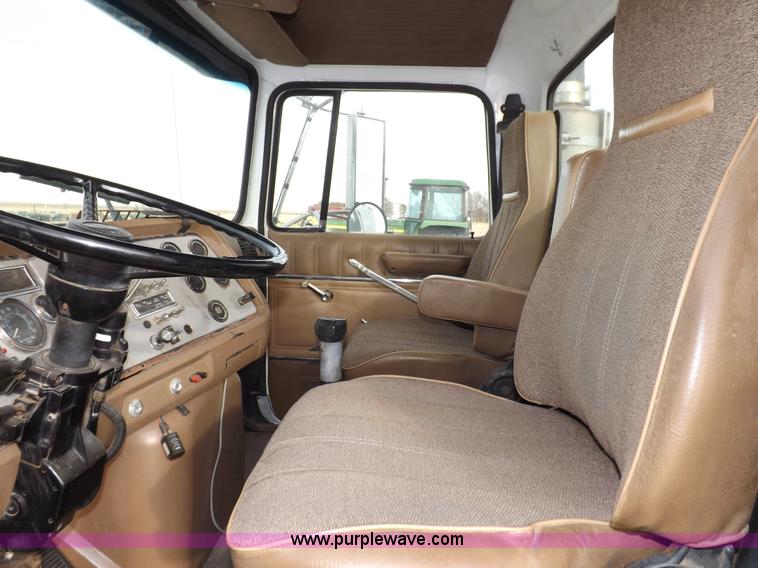 image for item I9133 1996 Ford Aeromax L9000 semi truck