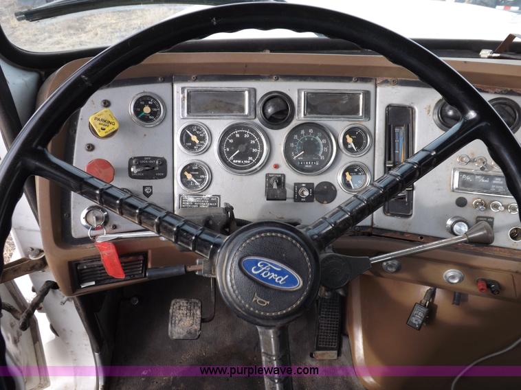 image for item I9133 1996 Ford Aeromax L9000 semi truck