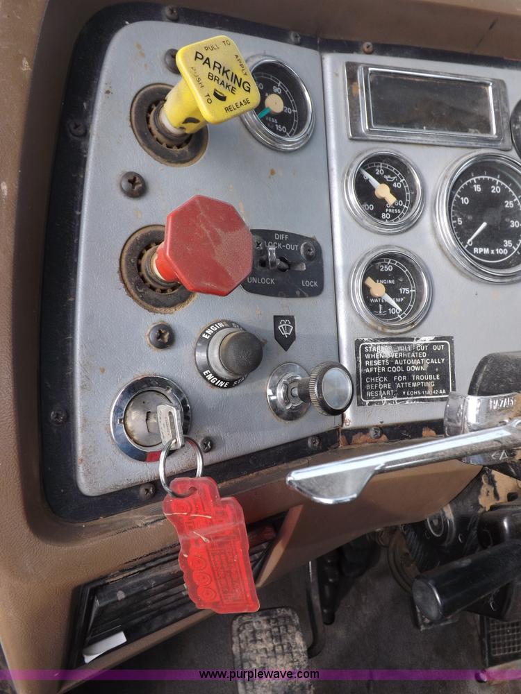 image for item I9133 1996 Ford Aeromax L9000 semi truck