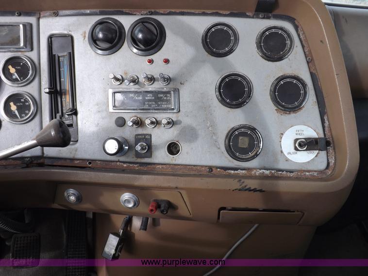 image for item I9133 1996 Ford Aeromax L9000 semi truck