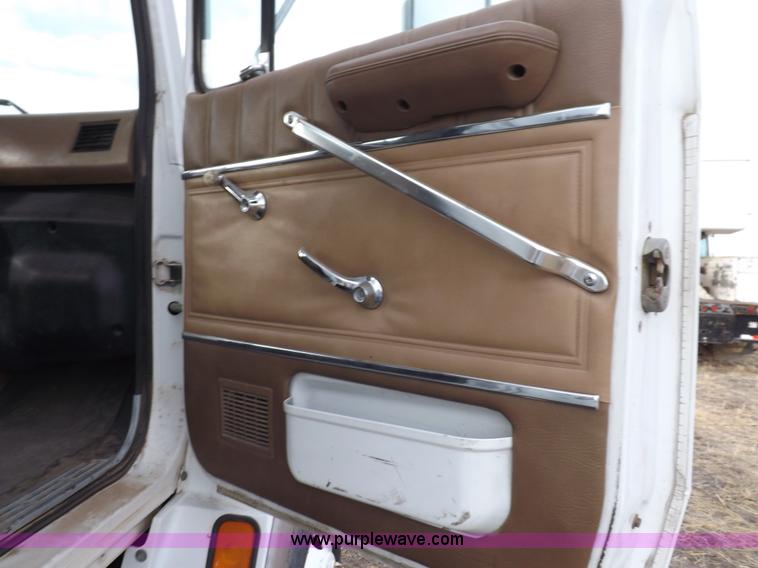 image for item I9133 1996 Ford Aeromax L9000 semi truck