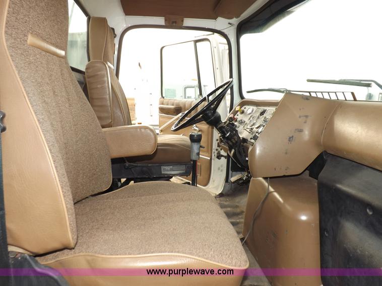 image for item I9133 1996 Ford Aeromax L9000 semi truck