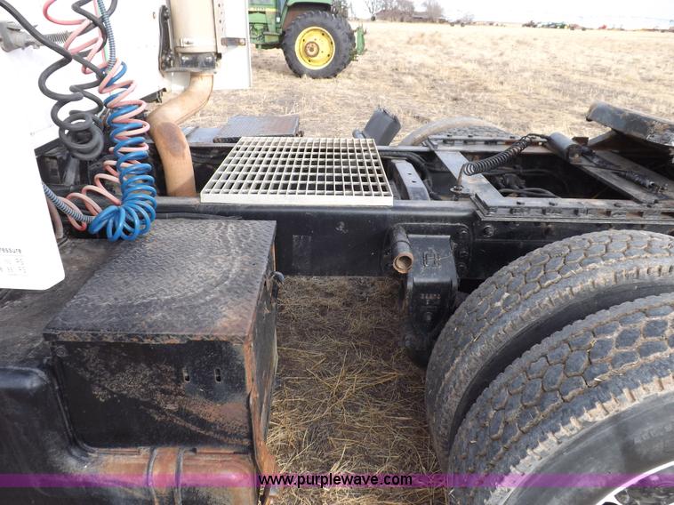 image for item I9133 1996 Ford Aeromax L9000 semi truck