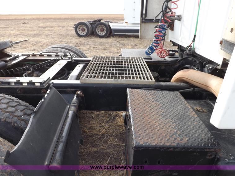 image for item I9133 1996 Ford Aeromax L9000 semi truck