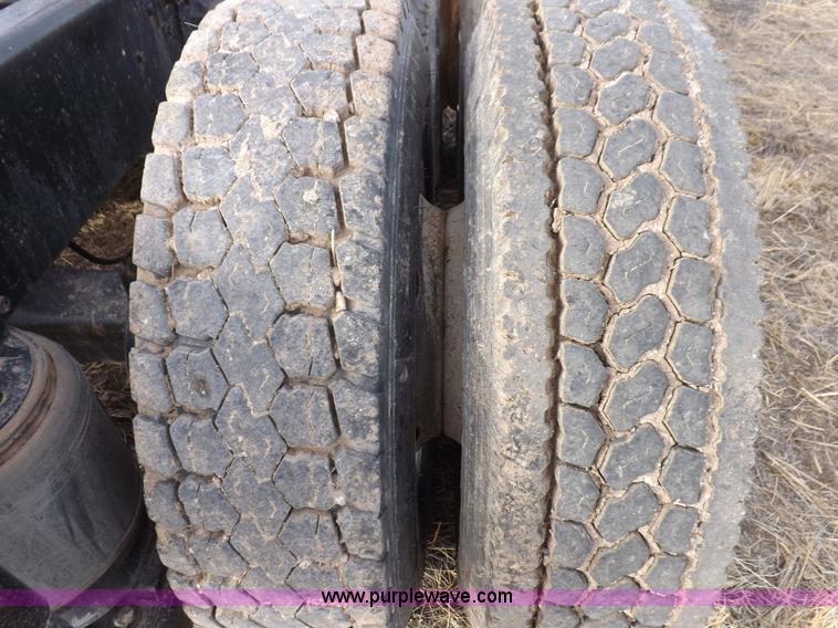 image for item I9133 1996 Ford Aeromax L9000 semi truck