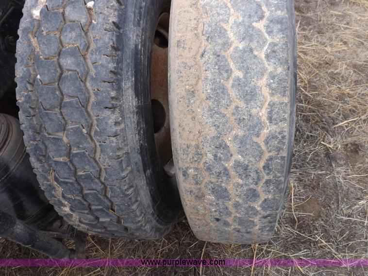 image for item I9133 1996 Ford Aeromax L9000 semi truck