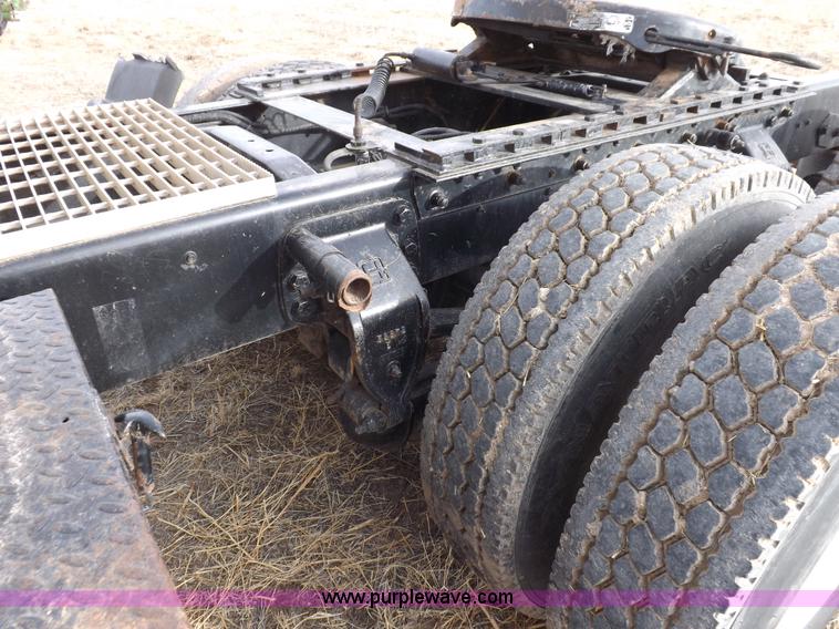 image for item I9133 1996 Ford Aeromax L9000 semi truck