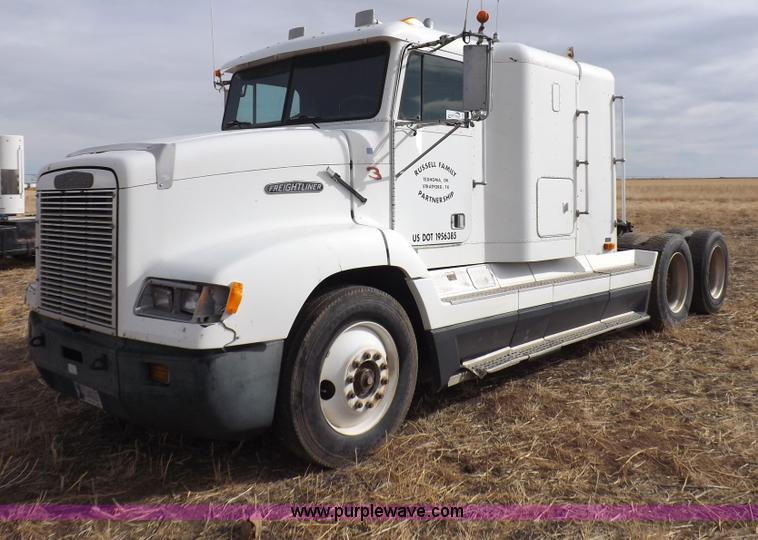 image for item I9135 1992 Freightliner FLD112 semi truck