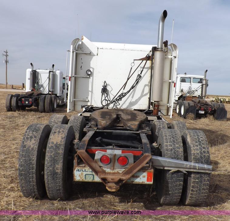 image for item I9135 1992 Freightliner FLD112 semi truck