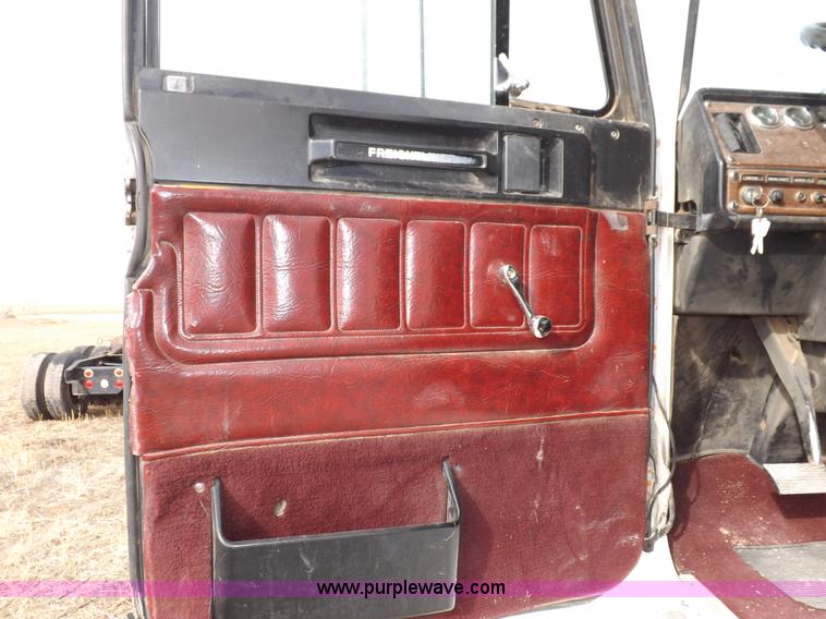 image for item I9135 1992 Freightliner FLD112 semi truck