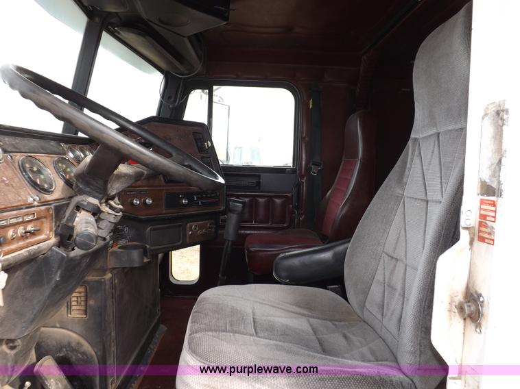 image for item I9135 1992 Freightliner FLD112 semi truck