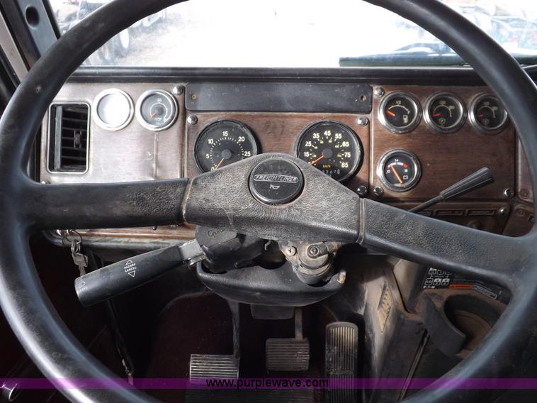 image for item I9135 1992 Freightliner FLD112 semi truck