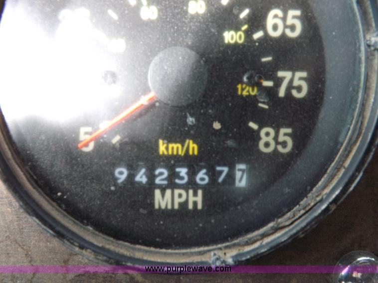 image for item I9135 1992 Freightliner FLD112 semi truck