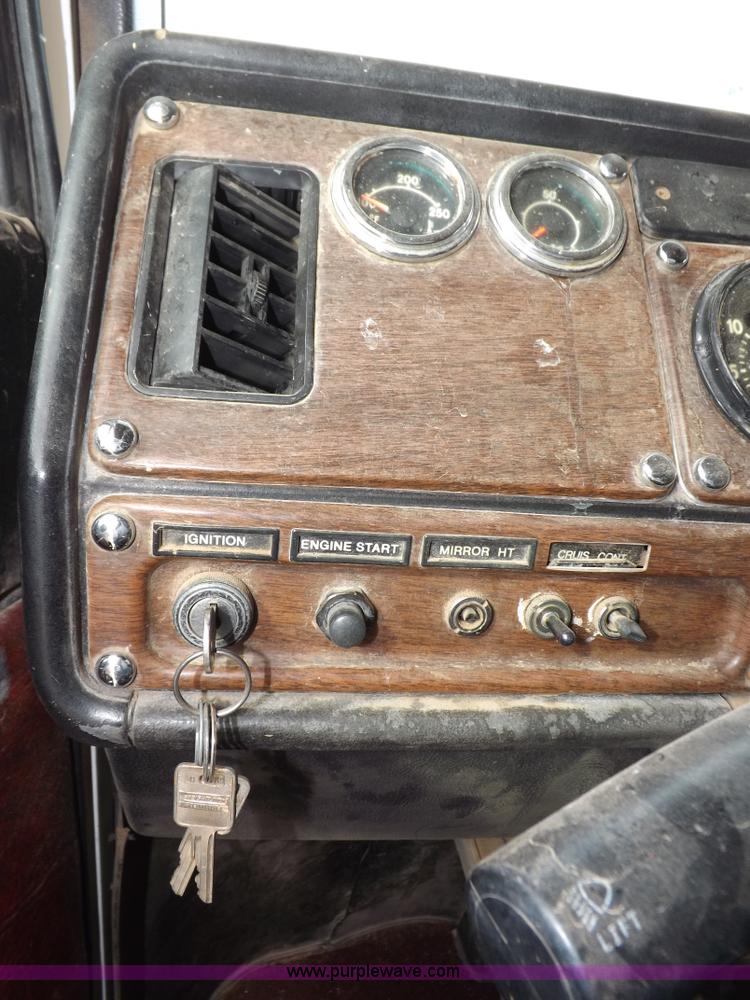 image for item I9135 1992 Freightliner FLD112 semi truck