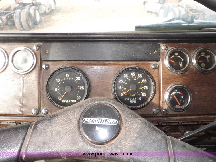 image for item I9135 1992 Freightliner FLD112 semi truck
