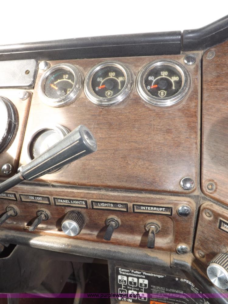 image for item I9135 1992 Freightliner FLD112 semi truck