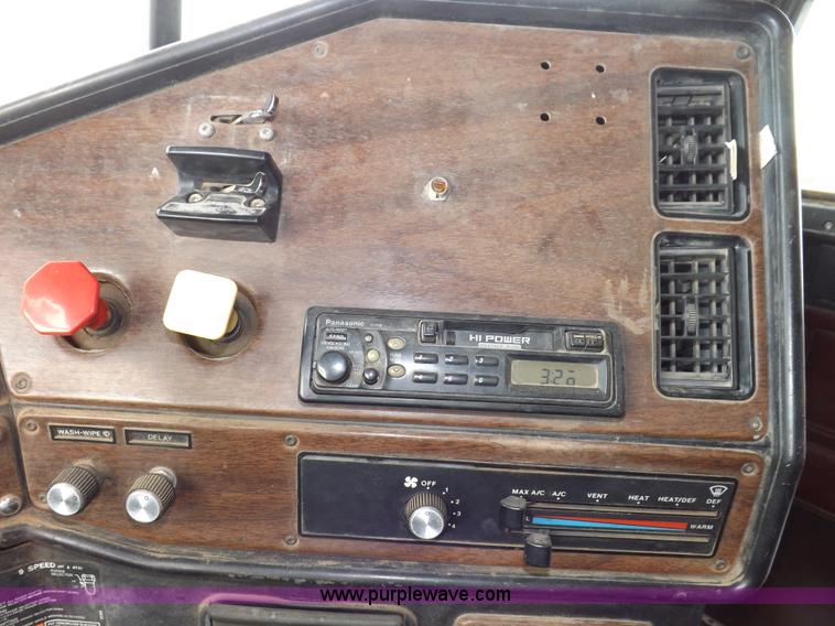 image for item I9135 1992 Freightliner FLD112 semi truck