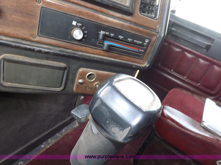 image for item I9135 1992 Freightliner FLD112 semi truck