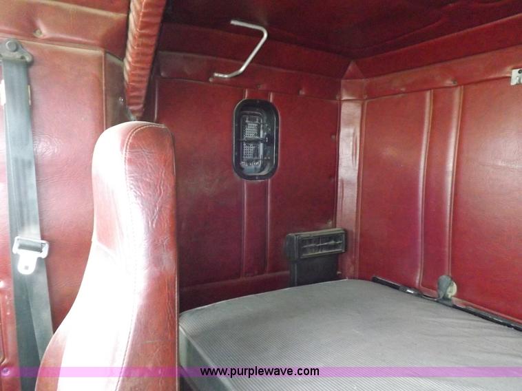 image for item I9135 1992 Freightliner FLD112 semi truck