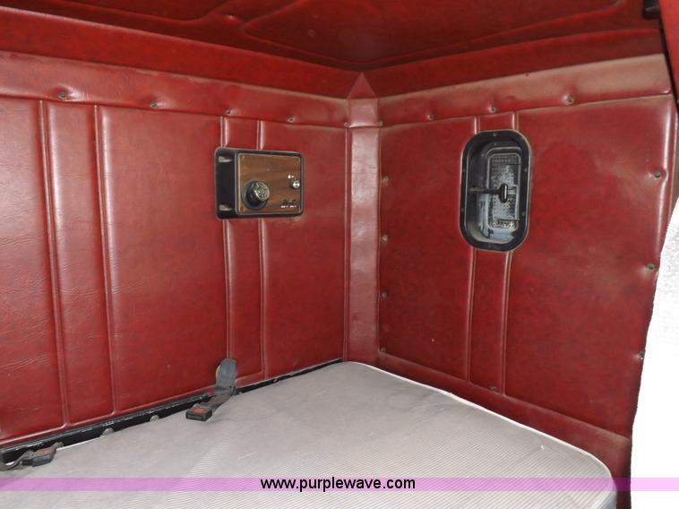 image for item I9135 1992 Freightliner FLD112 semi truck